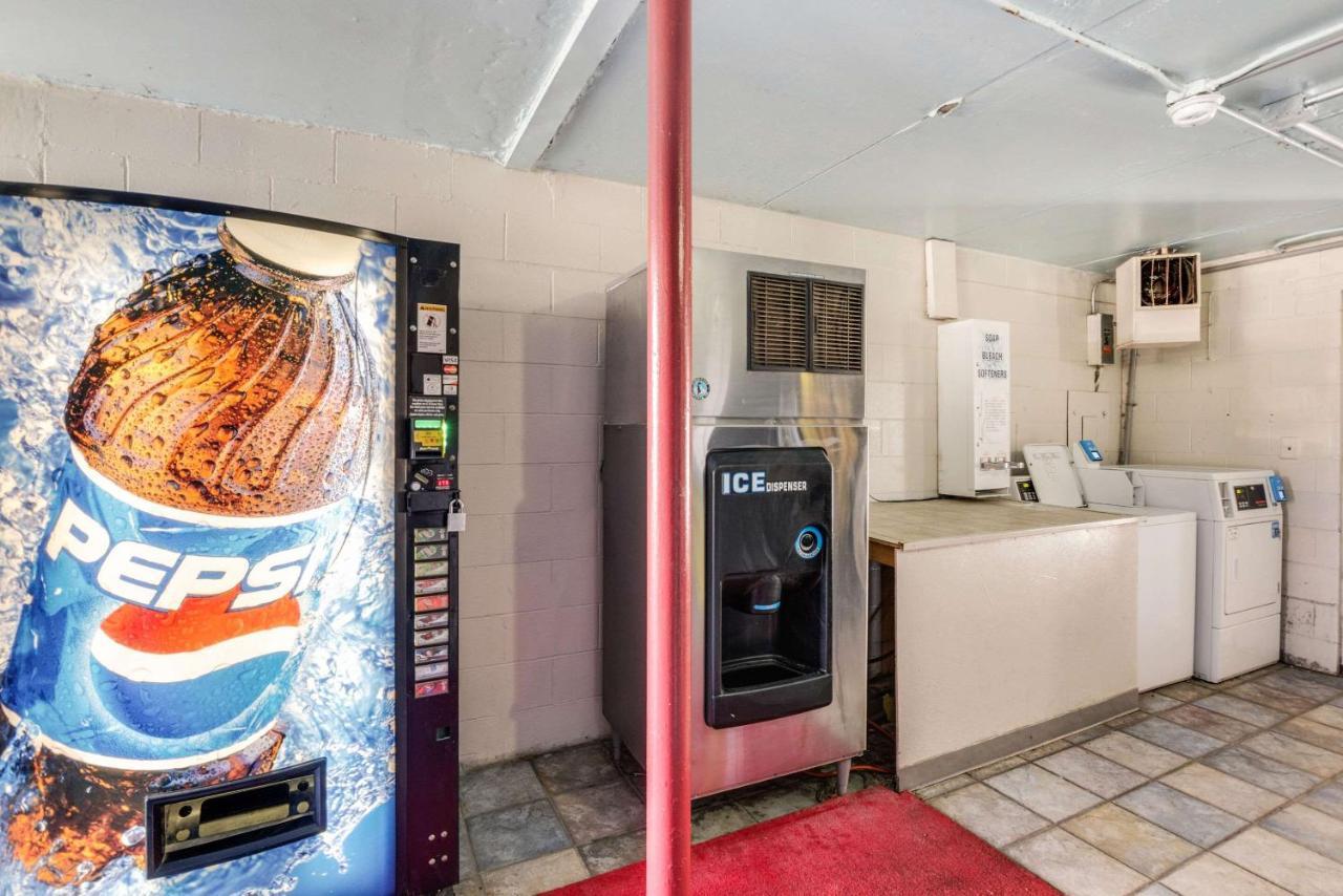 Econo Lodge Inn & Suites Terre Haute Eksteriør billede